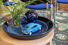 Kleines blaues Auto in der Fahrschule WeiberWirtschaft